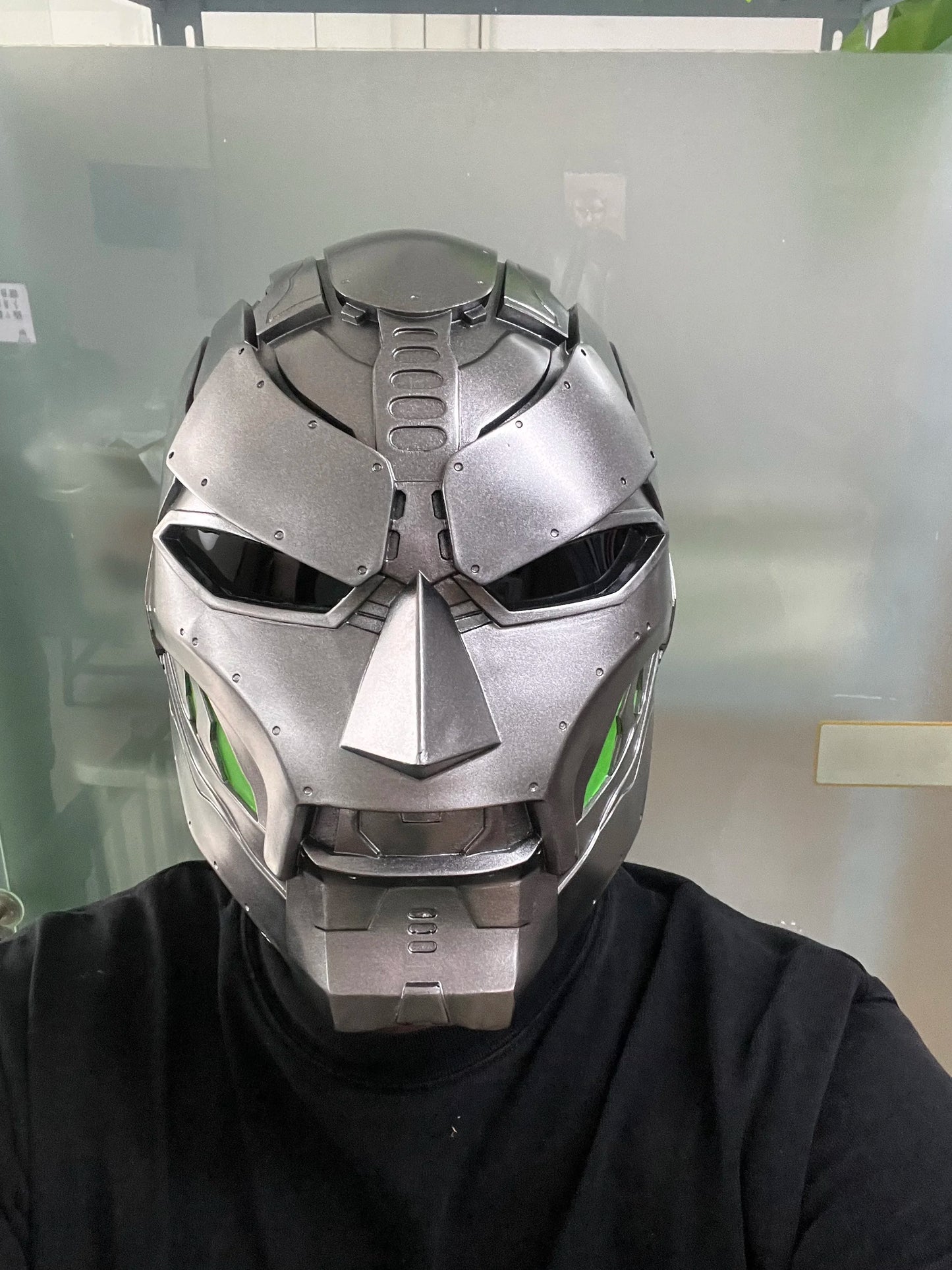 Masque Doctor Doom - Casque Métallique Argenté Design Anguleux Vert