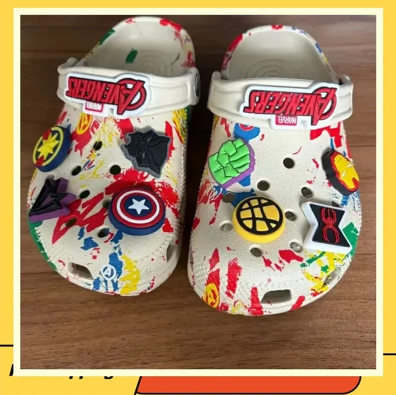 Sabots Avengers Multi-Héros - Fond Blanc Éclaboussures